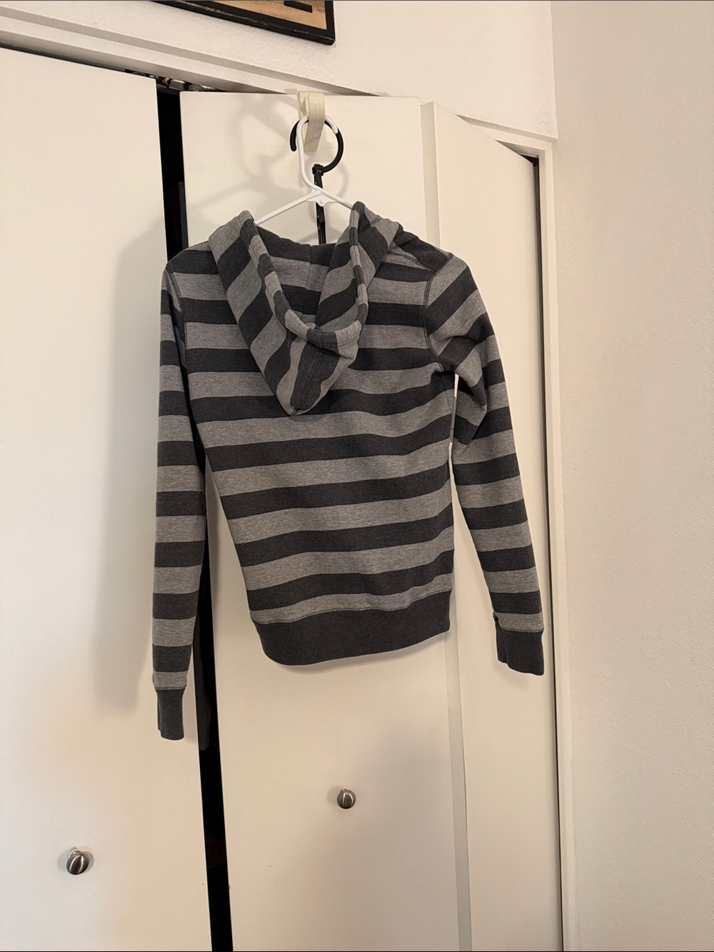 Brandy Melville John Galt ‘regular fit’ Striped hoodie - Picture 6 of 9